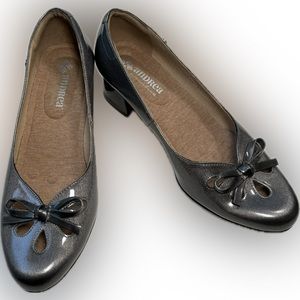 NWOT Andrea Ejecutiva Pewter Pumps